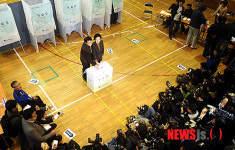 투표 하는 한명숙 대표-박성준 교수