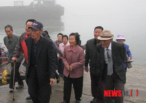 선착장에 내린 신안 가란도 주민들