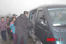 투표소로 향하는 신안 가란도 주민들