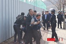 중앙개발 채권자 경찰과 대치