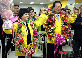 환호하는 청주 흥덕갑 오제세 당선인