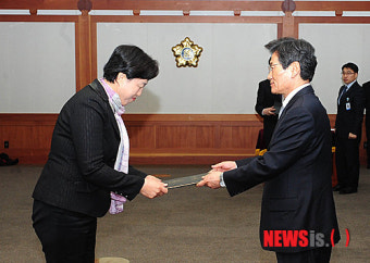 당선증 받는 통합진보당 윤금순 비례대표 당선인