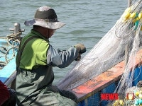 그물 손질하는 어부