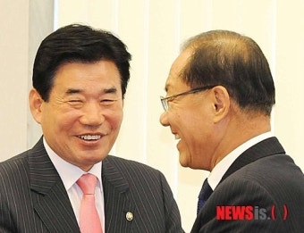 악수 나누는 황우여, 김진표