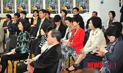 토론 경청하는 예술인들