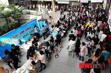 불지어 선 이대생들