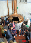 맥주 제조과정 둘러보는 한국사보협회 회원들