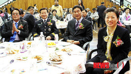 장애인 축하하는 밀양 기관단체장