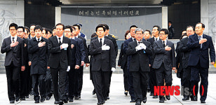 대선 출마 선언 김문수 지사, 국립서울현충원 참배