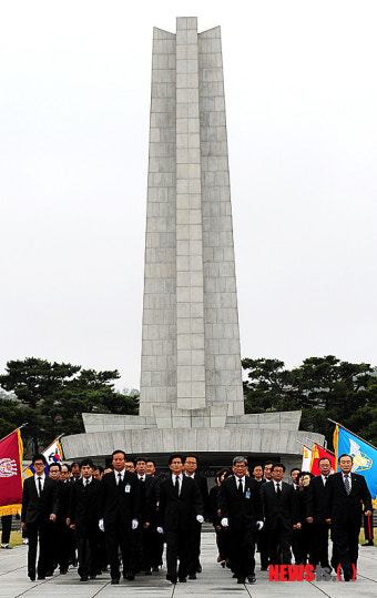 국립서울현충원 참배한 김문수 지사
