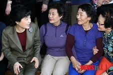 어르신들과 대화하는 박근혜 위원장