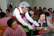 이환주 남원시장, 어르신 급식 봉사 구슬땀