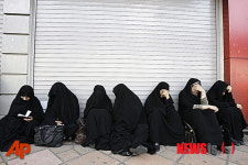 베일을 쓰고 몇백년 전 죽음에 우는 여자들