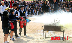 가상화재진압 훈련하는 한강중학교 학생들