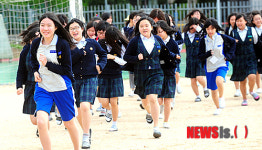 대피하는 학생들