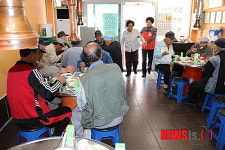 당진2동 성도연탄구이, 경로행사 벌여