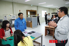 중소기업 관계자 브리핑 받는 이재오 의원