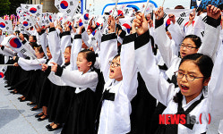 만세삼창 외치는 참석자들