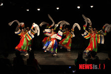 LA서 펼쳐진 한중일 실크로드 공연, 한국의 화관무