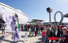 거리공연 보는 여수엑스포 관람객