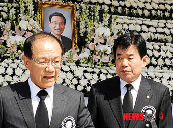 함께 분향한 황우여, 김진표
