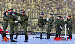 2차대전 승전 기념 퍼레이드 리허설 도중 스트레칭하는 러 병사들