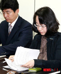 면담 앞서 자료 살피는 하영 중국대사관 총영사
