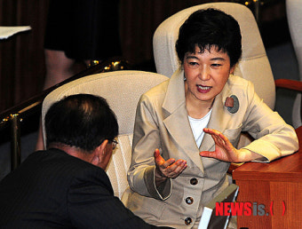 이야기 나누는 박근혜 비대위원장과 황우여 원내대표