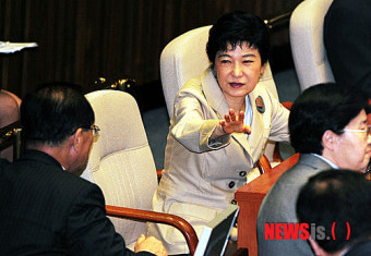 황우여 원내대표와 이야기 나누는 박근혜 비대위원장