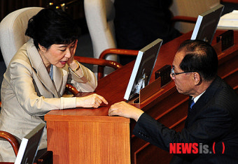 황우여 원내대표와 이야기 나누는 박근혜 비대위원장