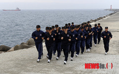 구보하는 해군1함대 주임원사·상사