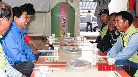 이재오 의원, 복사꽃수레마을 방문