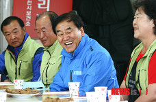 민생탐방, 복사꽃수레마을 방문한 이재오 의원