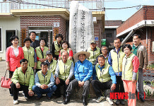 춘천 복사꽃수레마을 방문한 이재오 의원