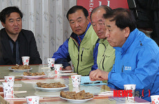 이재오 의원, 춘천 복사꽃수레마을 방문