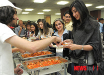 난타보고 한식체험하는 관객들