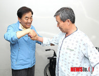 어르신들 격려하는 이재오 의원