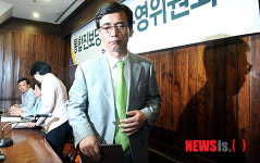 자리 옮기는 유시민 공동대표