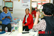 수원 정자시장 찾아 이야기 나누는 이재오 의원