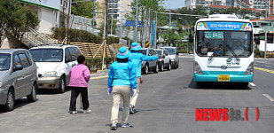 버스정류장에 세워진 주차 차량