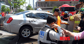 신대방삼거리역 출입구로 돌진한 택시
