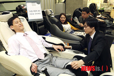 롯데백화점, 어버이날 안마의자 선물하세요