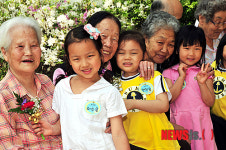 고사리 손으로 달아드리는 사랑의 카네이션