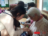 [스케치]독거노인 사는 영락원 대학생들 재롱에 모처럼 웃음꽃
