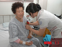 홍성의료원, 노인 500명 카네이션 전달