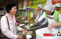 배식하는 차성수 금천구청장