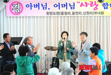 어르신을 위해 노래 부르는 지창희 영월군의회 의장