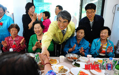 어르신 경로잔치에서 인사하는 박선규 영월군수