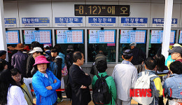 관람객들로 붐비는 여수엑스포 매표소