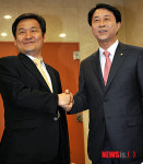 민주통합당 대표에 출마한 조정식 의원과 문용식 위원장